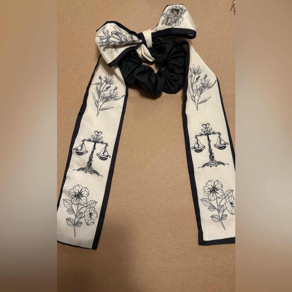 Scrunchie bow in cream and black pattern - Picture 4 of 5
